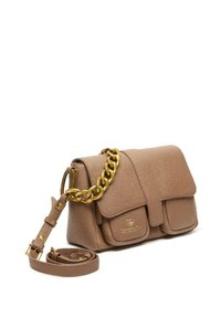 Borsa a tracolla in pelle marrone con texture, dotata di una catena dorata, due tasche frontali e chiusura a patta magnetica. Include anche una tracolla regolabile.