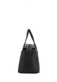 Borsa a tracolla in pelle nera con finitura testurizzata, chiusura con zip superiore e manico corto. La forma è leggermente arrotondata con una base piatta.