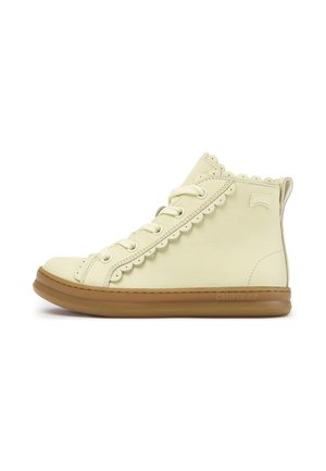 Sneaker in pelle color crema con tomaia alta, bordi smerlati, chiusura frontale con lacci e suola in gomma marrone, vista laterale.