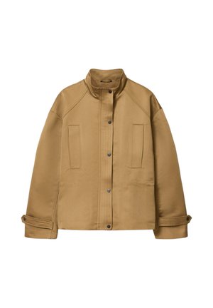 Lysebrun jakke med høj krave, trykknapper foran, to lodrette brystlommer og justerbare manchetter på en ensfarvet hvid baggrund.