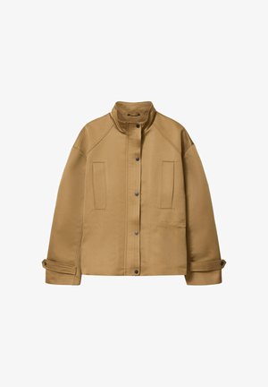 Lysebrun jakke med høj krave, trykknapper foran, to lodrette brystlommer og justerbare manchetter på en ensfarvet hvid baggrund.