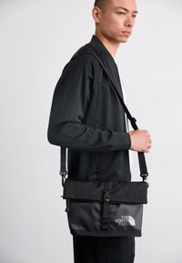 BASE CAMP SHOULDER BAG UNISEX - Schoudertas - black/asphalt grey/smoked pearl