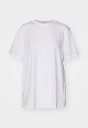 Hvid t-shirt lavet af bomuld med en afslappet pasform, rund halsudskæring, korte ærmer og sideslids for nem bevægelse. Enkel design.