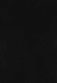 Schwarzer Strickstoff mit einer weichen Textur, der ein dezentes Rippmuster aufweist und ein einheitliches, glattes Erscheinungsbild erzeugt. Keine sichtbaren Beschläge oder Akzente.