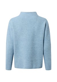 Lichtblauwe geribbelde trui met een hoge hals en lange mouwen, met een zachte textuur en een ontspannen pasvorm. De achterkant toont het naadloze design.
