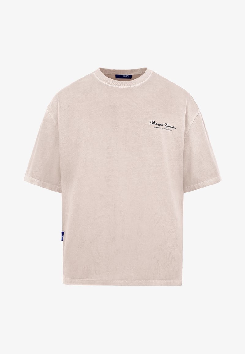 T-shirt oversize beige clair en tissu doux. Présente des manches courtes et un logo brodé subtil sur la poitrine. Design simple.