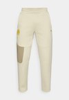 OM PUMATECH SWEATPANTS - Vereinsmannschaften - desert dust/golden-coloured fog