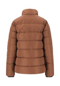 Brun puffjakke med vertikal quiltet struktur, høj krave og elastiske manchetter. Glat stofoverflade. Ingen synlige hardware eller logoer.