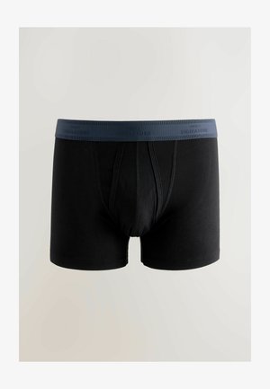 Melni kokvilnas bokseru šorti ar zilu elastīgu jostasvietu, piedāvājot pielāgotu dizainu un gludu tekstūru, ideāli piemēroti ikdienas valkāšanai.