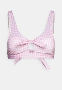 Bralette em padrão de gingham rosa com um laço na frente, alças largas e um detalhe recortado no centro, feito de material elástico.