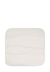 Weiße gesteppte Decke mit glatter Textur, die ein dezentes Wellenmuster und abgerundete Ecken aufweist. Etikett an der unteren Kante sichtbar.