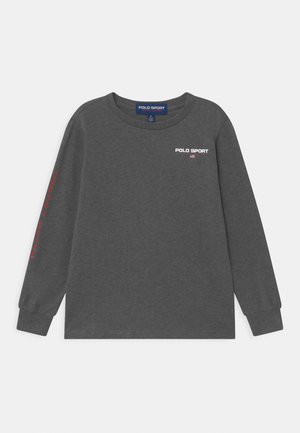 Chemise à manches longues gris foncé avec le logo "Polo Sport" sur la poitrine et "Ralph Lauren" en texte rouge sur la manche droite.