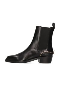 Bottines Chelsea en cuir noir avec panneaux élastiques sur les côtés, bout arrondi et petit talon bloc. Présente un accent métallique sur le talon.