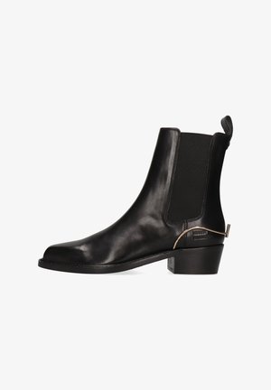 Stivale Chelsea in pelle nera con pannelli elastici laterali, punta arrotondata e tacco basso a blocco. Presenta un accento metallico sul tacco.