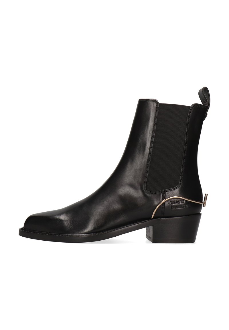 Bottines Chelsea en cuir noir avec panneaux élastiques sur les côtés, bout arrondi et petit talon bloc. Présente un accent métallique sur le talon.