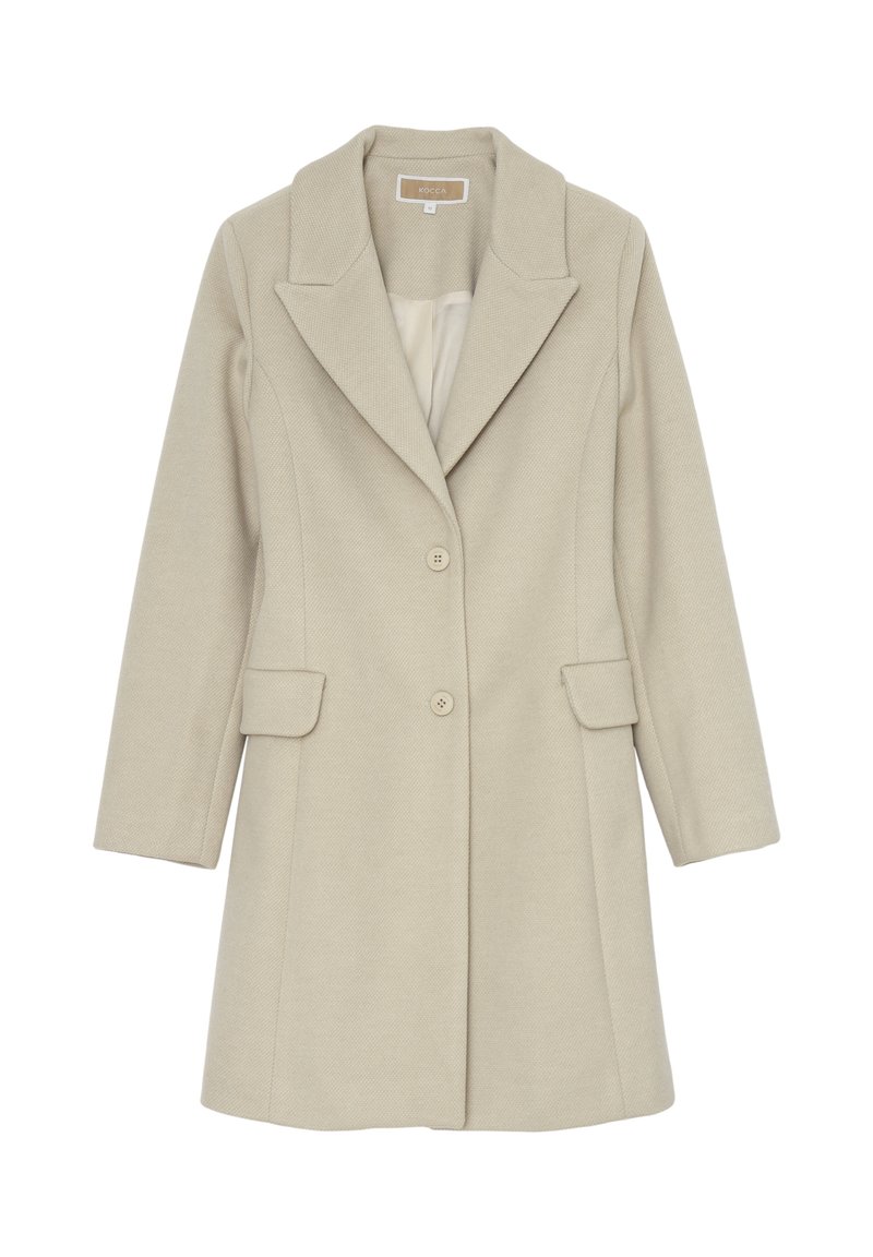 Cappotto di lana beige a lunghezza ginocchio con ampie revers, due tasche a patta frontali e due bottoni centrali.