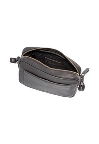 Borsa in pelle grigia compatta con finitura texturizzata, chiusura con zip, tasca interna e tasca anteriore a scomparsa. Dotata di una tracolla per maggiore comodità.