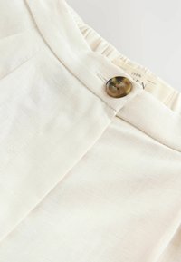 REGULAR FIT - BERMUDA - Šortky - natural
