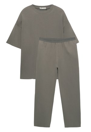 Harmaa puuvillainen t-paita, jossa leveät lyhyet hihat, yhdistettynä vastaaviin kapealahkeisiin housuihin, joissa on vyötärökuvio. Pehmeä, sileä koostumus.