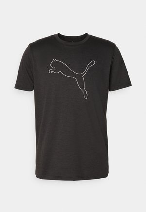 T-shirt nera a maniche corte con il contorno bianco di una puma che salta al centro del petto su uno sfondo uniforme.