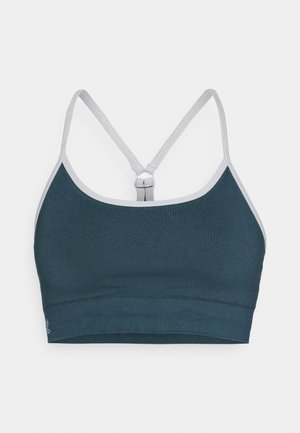 Tmavě tyrkysový sportovní podprsenka se světle šedým lemem a tenkými ramínky tvořícími design s vysoko střiženým zadním dílem na bílém pozadí.
