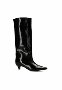 Kniehoog zwarte lakleren laarzen met een spitse neus en een lage kittenhak, met een gladde, glanzende afwerking en minimale ontwerpelementen.