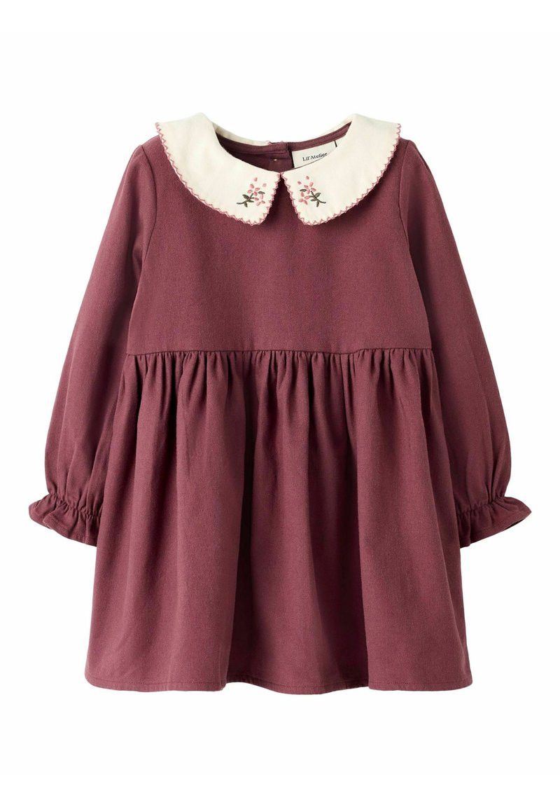 Weinrot langärmliges Kleid mit weißem Kragen, das mit rosa floralem Stickerei und einer gerafften Taille gestaltet ist. Hergestellt aus weichem Stoff.
