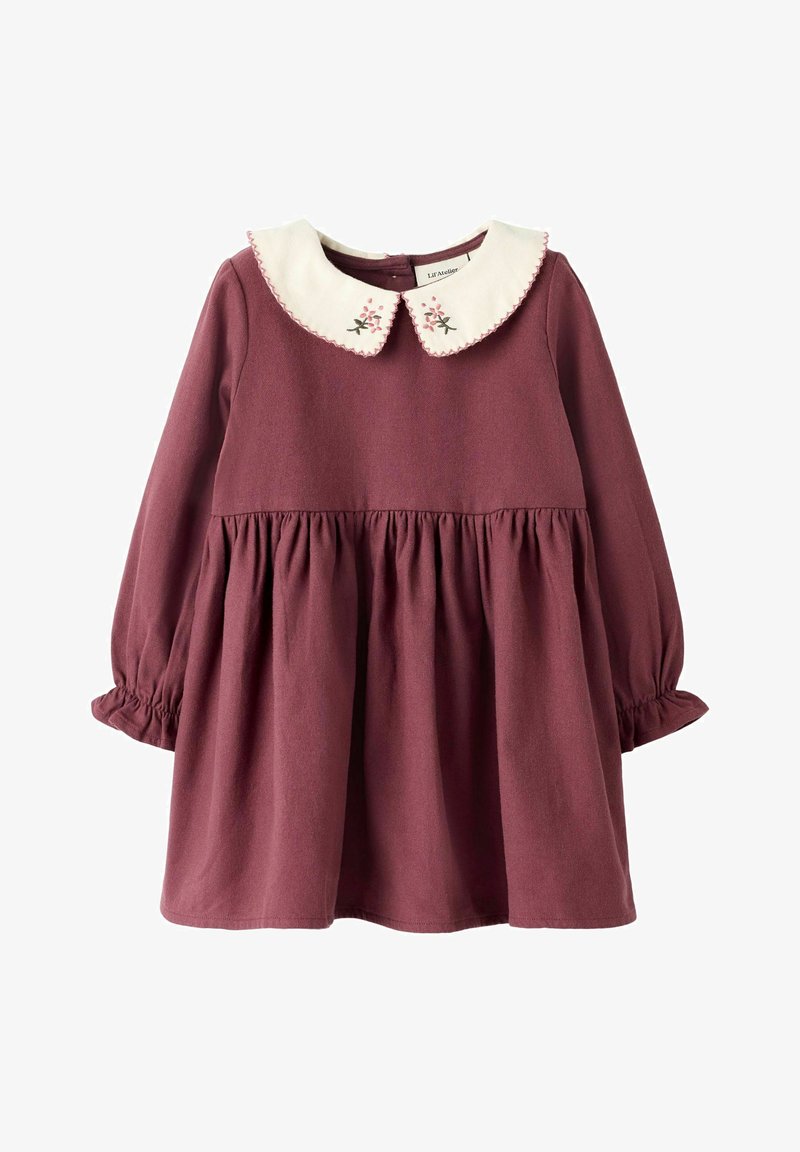 Weinrot langärmliges Kleid mit weißem Kragen, das mit rosa floralem Stickerei und einer gerafften Taille gestaltet ist. Hergestellt aus weichem Stoff.