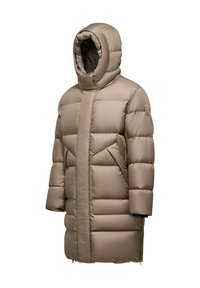 Pufferjas in lichtbeige met een hoge kraag, oversized silhouet, gewatteerde textuur en twee voorkruiszakken. Ritsen aan de zijkanten voor ventilatie.