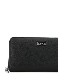 Portafoglio in pelle nera con superficie strutturata, chiusura a cerniera e dettaglio a logo argentato sulla parte frontale. Forma rettangolare.