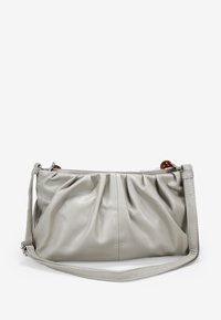 Bolso de mano de cuero gris claro con diseño fruncido, correa de hombro ajustable y acentos de madera redondeados en la cremallera. Textura suave.