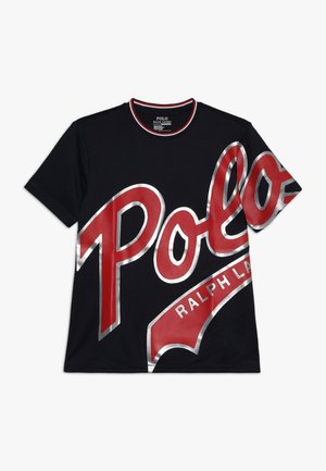 Sort kortærmet t-shirt med stor rød og sølvfarvet "Polo Ralph Lauren" tekst på front og ærme, rund halsudskæring med rød, hvid og blå kant.