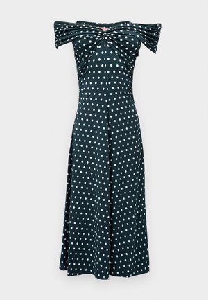 Μαύρο μάξι φόρεμα με στράπλες και λευκές πουά τελείες, με συλλεγμένη στριφτή λεπτομέρεια στο στήθος.