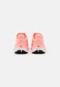Puma Chaussures de running sur route - coral