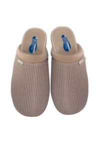 Zuecos de malla beige con puntas redondeadas, bordes gruesos acolchados y una suela lisa. Presentan un logo en la plantilla de color azul y un diseño transpirable.
