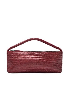 Rechteckige bordeauxrote Handtasche aus gewebtem Leder mit kurzem geflochtenem Griff und Reißverschluss.