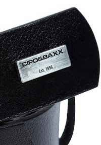 Zwarte leren tas met een gestructureerde textuur en een zilveren metallic merkteken. Heeft een strakke vorm en een zachte afwerking, die een gecultiveerd ontwerp en subtiele accenten toont.