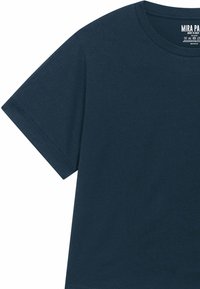 T-shirt à manches courtes bleu marine en coton doux, avec un col rond et une coupe décontractée, affichant un design minimaliste et sans motifs.