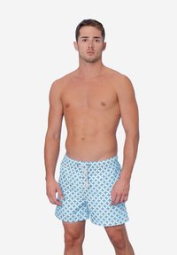 Pantaloni scurți de baie cu un model albastru, design geometric, talie elastică și sistem de închidere cu șnur, confecționați dintr-un material ușor.