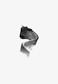 Traînée de peinture noire texturée, courbée avec des crêtes et une finition lisse, sur un fond blanc uni.