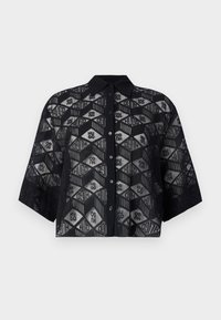 Schwarzes, transparentes Hemd mit geometrischem Muster und dem "HUGO"-Logo, kurzen Ärmeln und Kragen mit Knopfschluss.