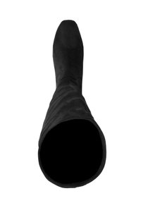 Zwarte suède laarzen tot boven de knie met een spitse neus en zachte textuur; holle binnenkant zichtbaar vanuit het bovenaanzicht; geen zichtbare hardware.