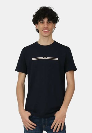 T-shirt in cotone blu navy con collo a giro, maniche corte e un leggero motivo a righe sul petto con un piccolo dettaglio del logo.