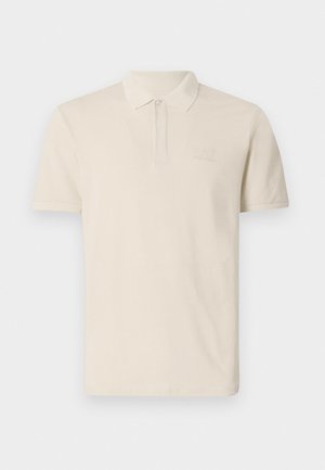 Koszulka polo w jasnym beżu, wykonana z miękkiej bawełny, z dwoma guzikami na przodzie oraz delikatnie wytłoczonym logo na piersi. Krótkie rękawy.