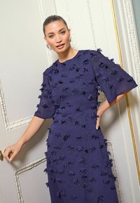 Love & Roses PETITE FIT - 3D FLORAL SLEEVE MIDI  - Päevakleit - blue