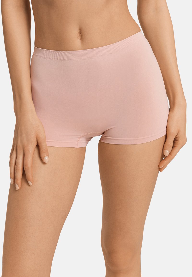 Ljust rosa sömlösa shorts gjorda av mjukt, elastiskt material. Har en slät midjekant och korta ben, designade för komfort och passform.