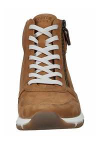 Bruine leren high-top sneaker met witte veters, zijrits en een gestructureerd oppervlak. Heeft een gevoerde zool en een logo op de tong.