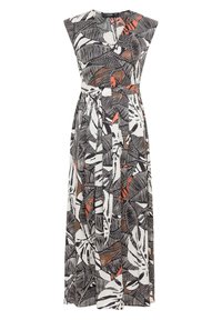 Robe maxi en tissu léger présentant de grands motifs de feuilles noirs, blancs et orange, à manches sans manches et une taille cintrée avec une ceinture assortie.
