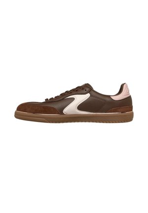 Bruine leren sneaker met lage schacht, roze hiel, witte zijaccent, suède tenenkap en bruine rubberen zool, gezien van de buitenkant.