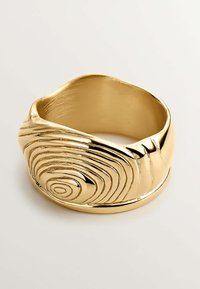 Anillo de oro con una superficie lisa y pulida y una textura en espiral. Los bordes redondeados y la banda ancha crean un diseño audaz.